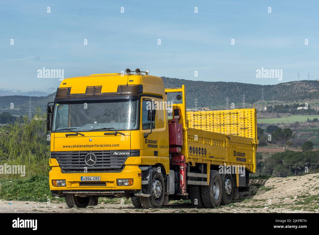 Grande camion giallo parcheggiato sul campo, Mercedes Benz Actros moderno Foto Stock