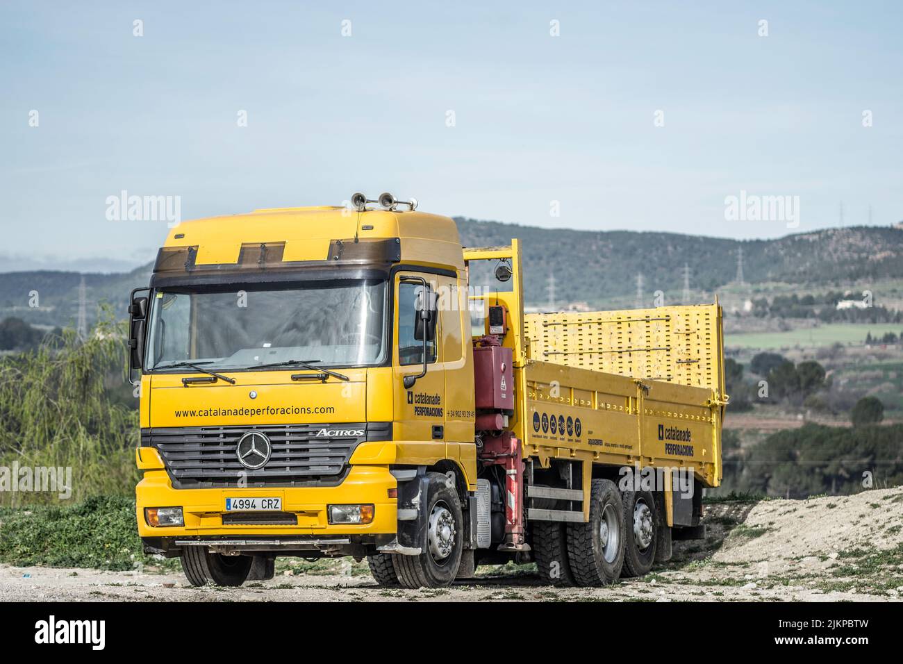 Grande camion giallo parcheggiato sul campo, Mercedes Benz Actros moderno Foto Stock
