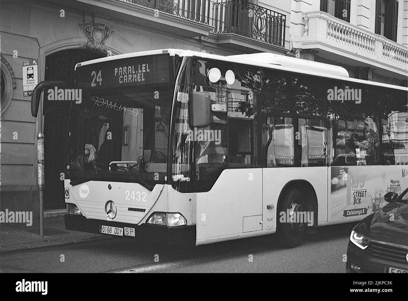 Autobus cittadino in città, foto con balsamo e film bianco. Mercedes Benz Citaro Foto Stock