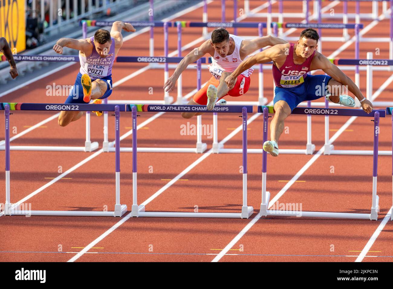 Devon Allen (USA) cancella l'ultimo ostacolo nel giro semifinale dei 110 metri di ostacoli in un tempo di 13,09 durante la sessione pomeridiana del giorno 3 di Foto Stock