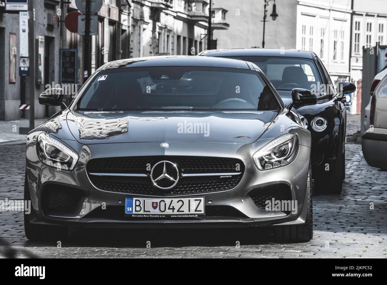 Moderna macchina grigia veloce parcheggiata in strada. Mercedes Benz C120 AMG GT Foto Stock