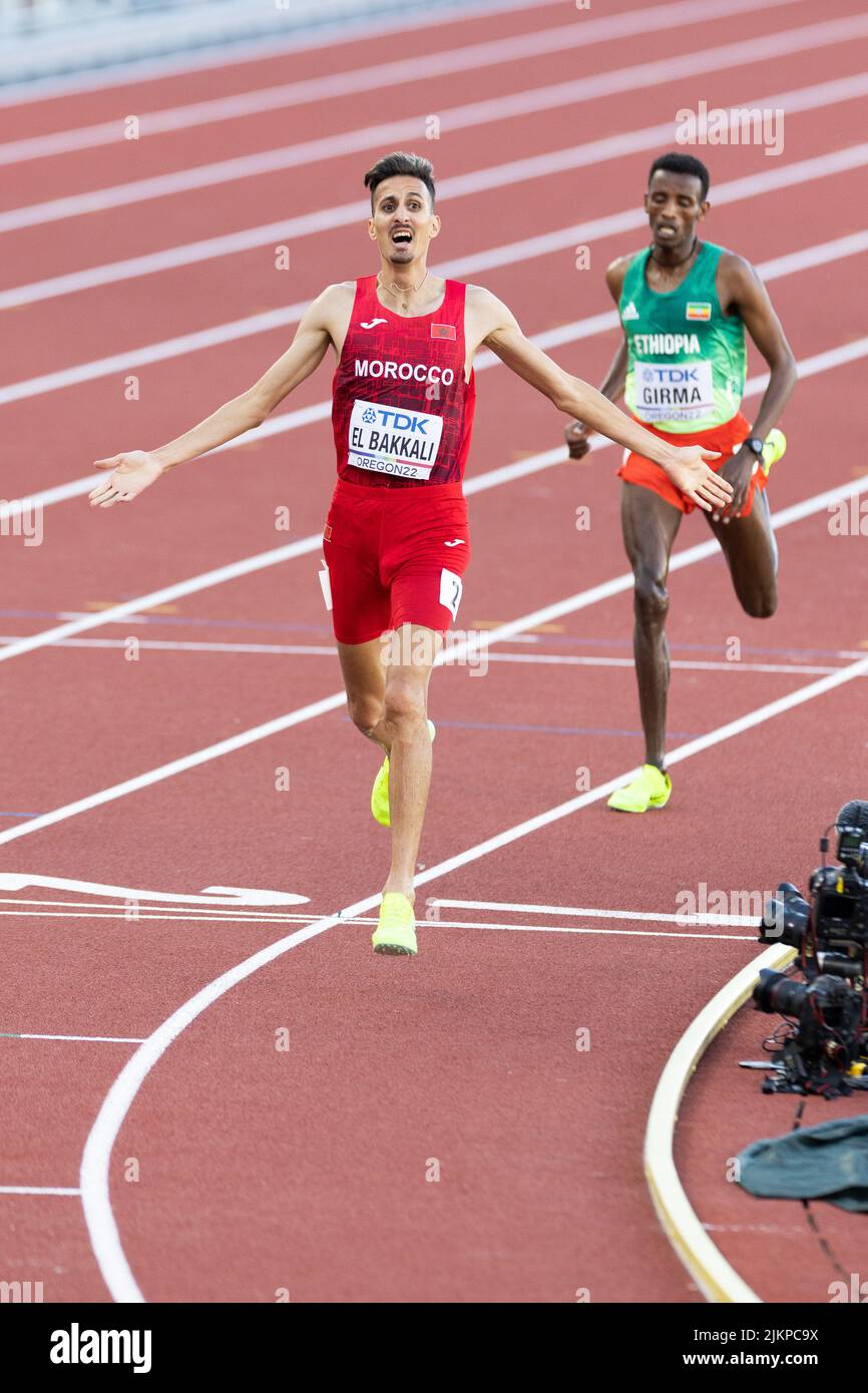 Soufiane El Bakkali (MAR) vince la steeplechase di 3000 metri durante la sessione pomeridiana del giorno 4 del Campionato Mondiale di Atletica Oregon22, lunedì Foto Stock