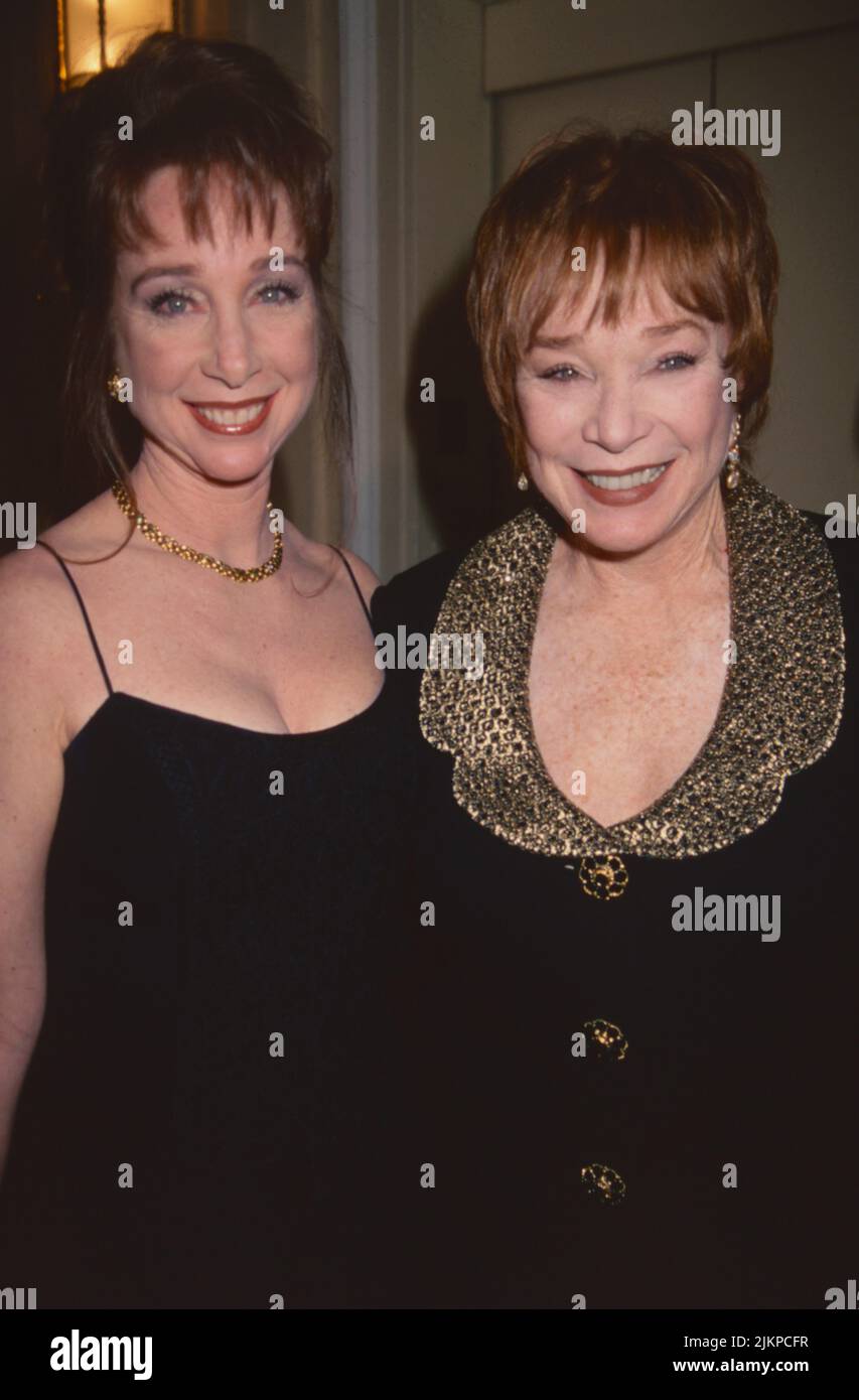Shirley MacLaine e la figlia Sachi Parker partecipano al 2nd Annual Directors Guild of America Honors al Grand Hyatt di New York City il 10 dicembre 2000. Photo Credit: Henry McGee/MediaPunch Foto Stock