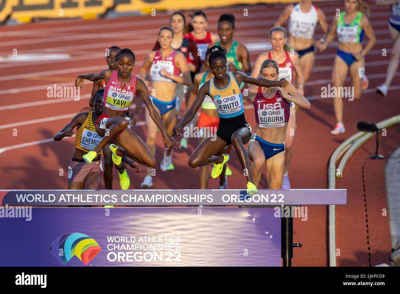 Winfred Mutilo Yavi (BRN) e Norah Jeruto (KAZ) guidano il pacchetto alla barriera acquatica nella finale di steeplechase di 3000 metri durante la sessione pomeridiana Foto Stock