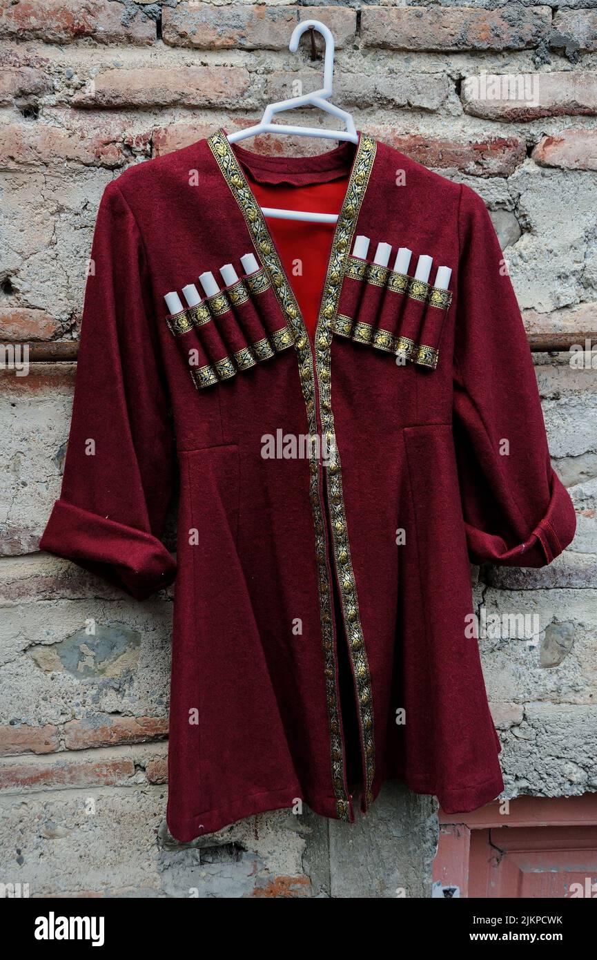 Piccolo cappotto georgiano chokha su appendiabiti in plastica Foto Stock