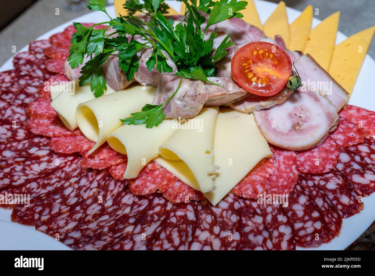 Un piatto di antipasti freddi con varie salsicce, carne e formaggio Foto Stock
