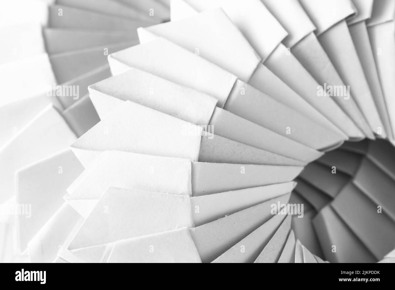 Sfondo bianco origami, strutture ad anello parametriche astratte, foto ravvicinata con soft focus selettivo Foto Stock