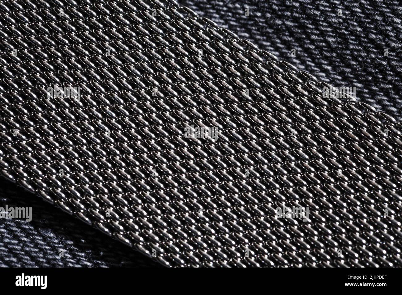 Tessitura milanese, bracciale orologio in acciaio inox, macro foto con messa a fuoco selettiva Foto Stock