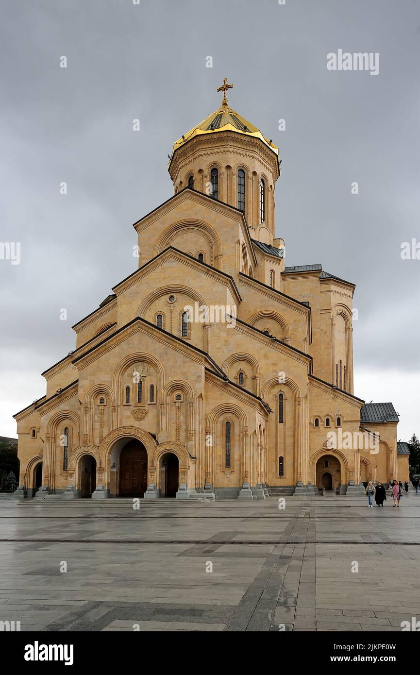 Bella vista della Cattedrale di Sameba in Tbilisi Georgia sotto la pioggia Foto Stock