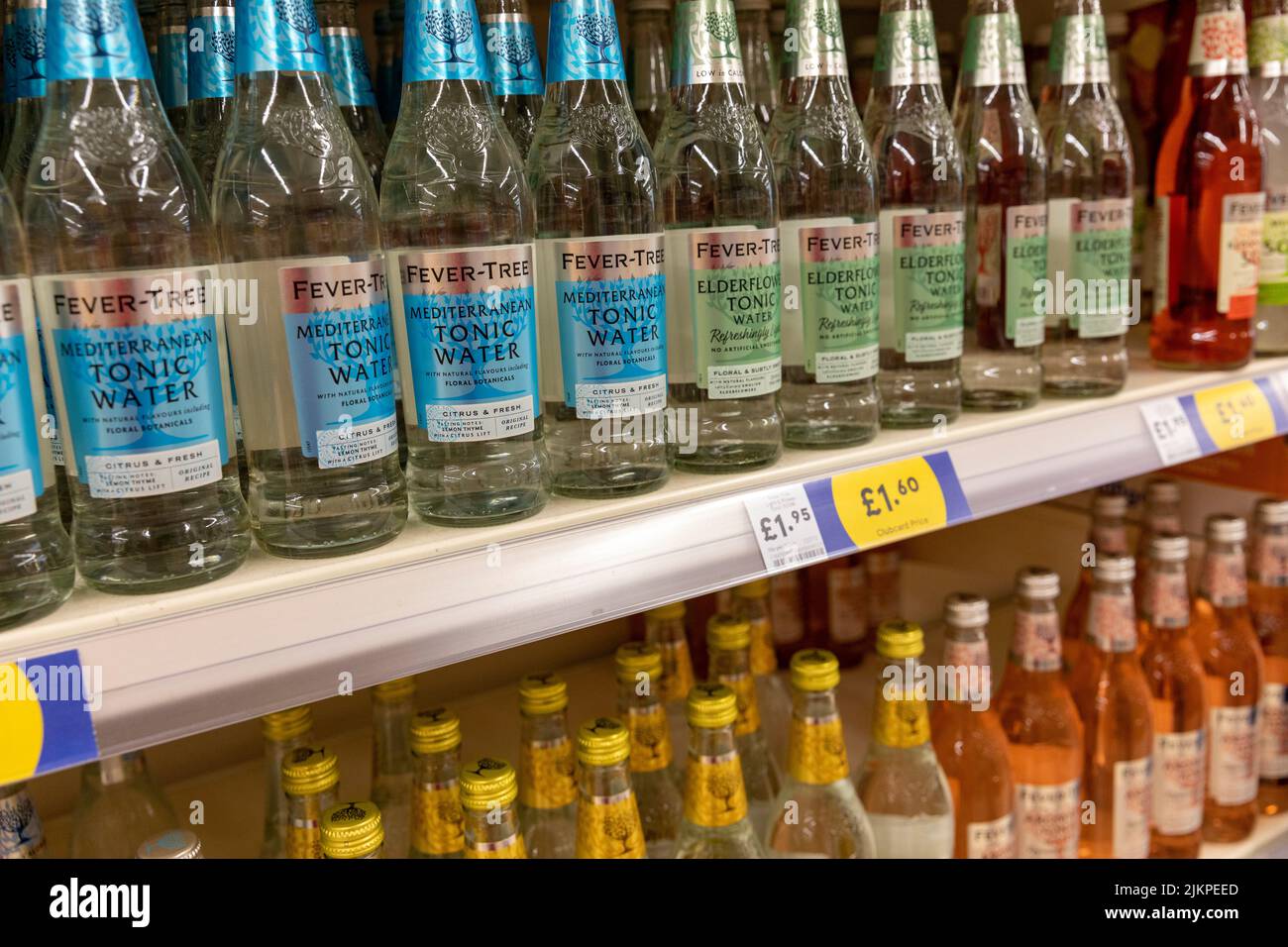 Fevertree tonic acque in vendita in un supermercato Tesco offerto in sapori mediterranei ed elderflower,UK Foto Stock