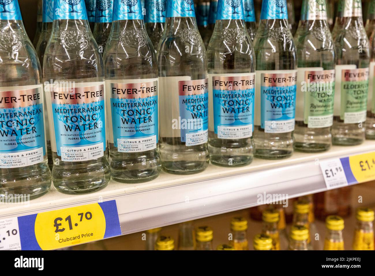 Fevertree tonic Waters in vendita in un supermercato Tesco offerto in sapori mediterranei e fiori di sambuco, Inghilterra, Regno Unito, con logo tesco clubcard price Foto Stock