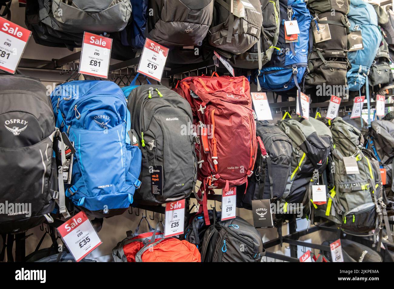 Negozio di avventura all'aperto Millets, prezzi di vendita ridotti su una gamma di zaini e zaini tra cui il marchio Osprey, Inghilterra, Regno Unito Foto Stock