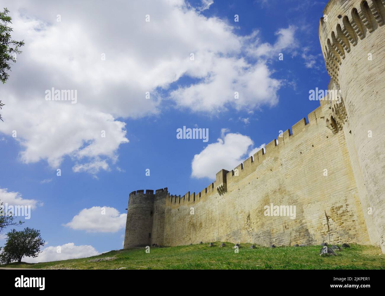 Un antico castello storico in una giornata di sole a Villeneuve-les-Avignon, Francia Foto Stock