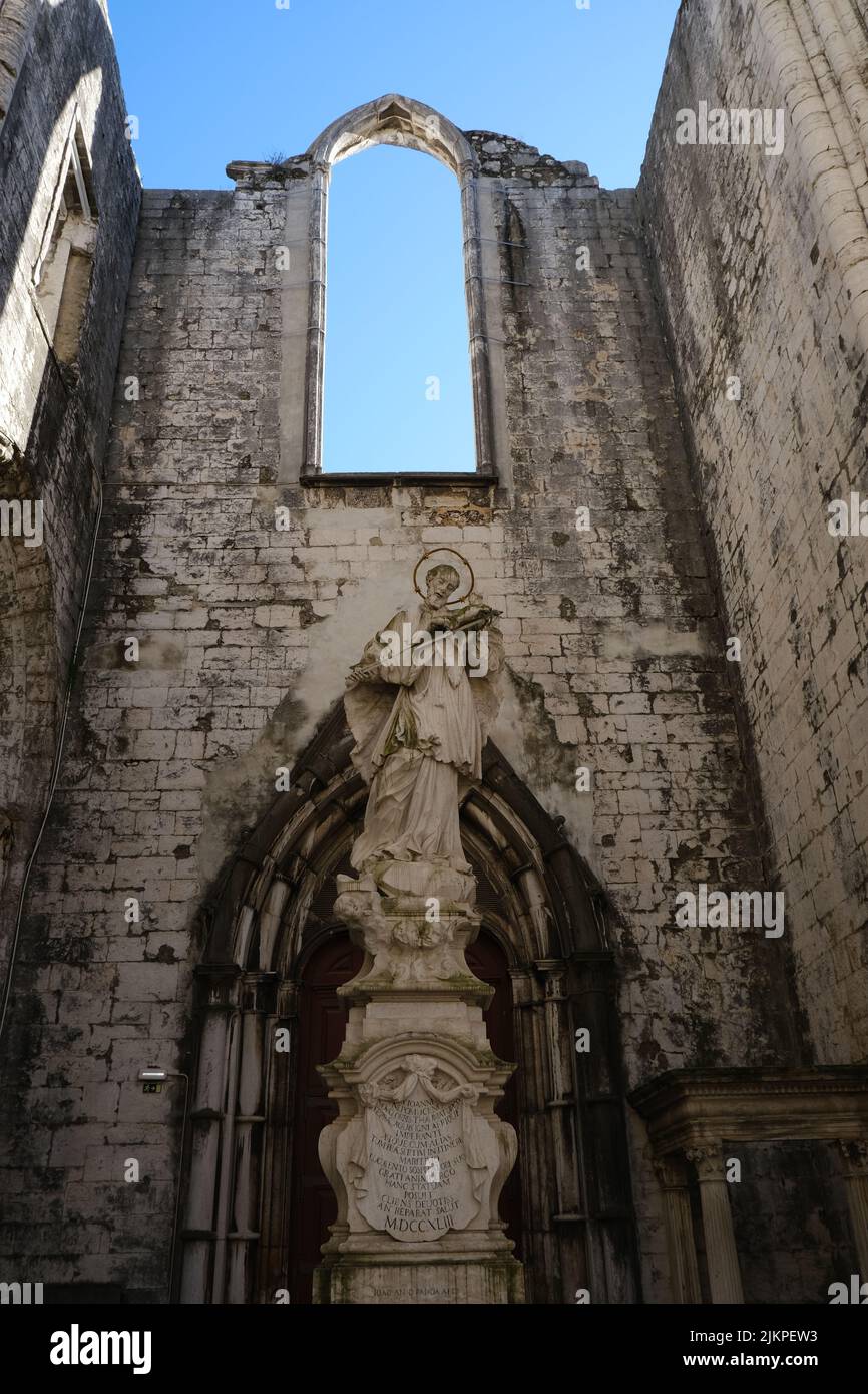 Un'immagine verticale di un antico edificio durante il giorno in Portogallo Foto Stock