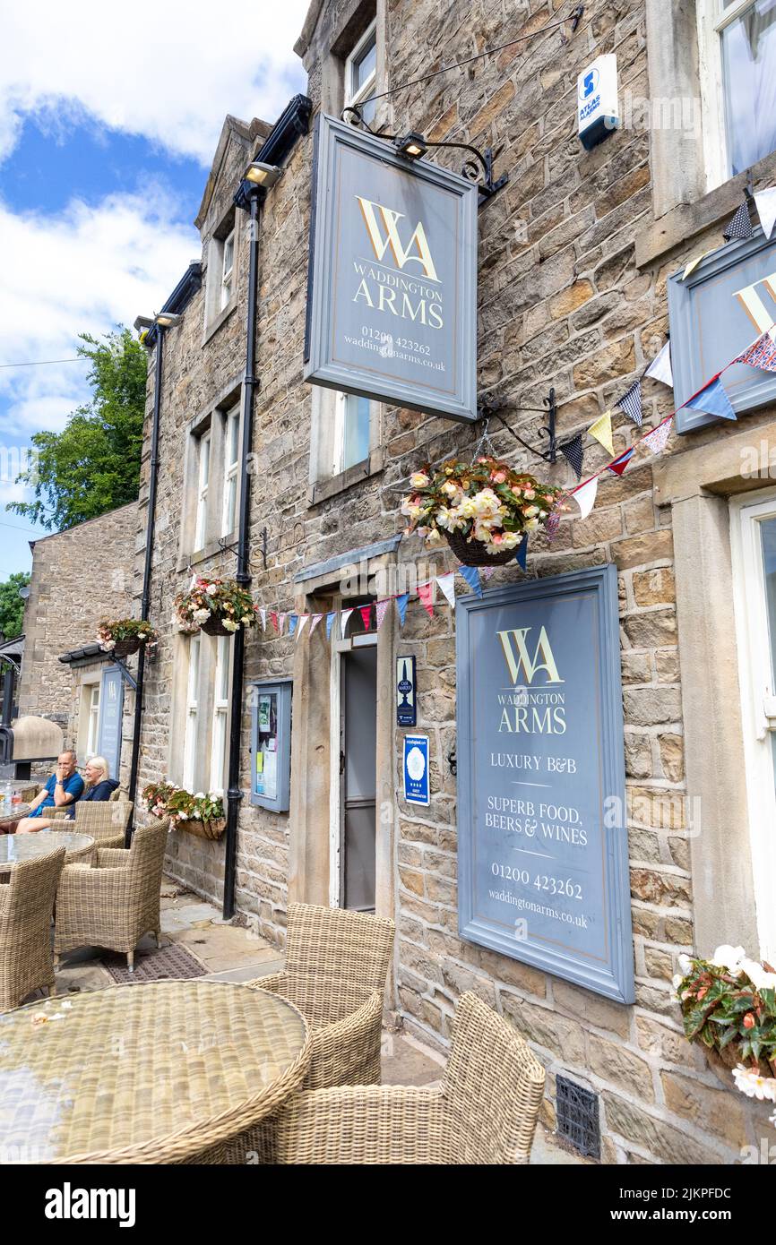 Waddington Arms Public house and Restaurant nel villaggio di Waddington, Summers Day 2022, Ribble Valley, Lancashire, Inghilterra, Regno Unito Foto Stock