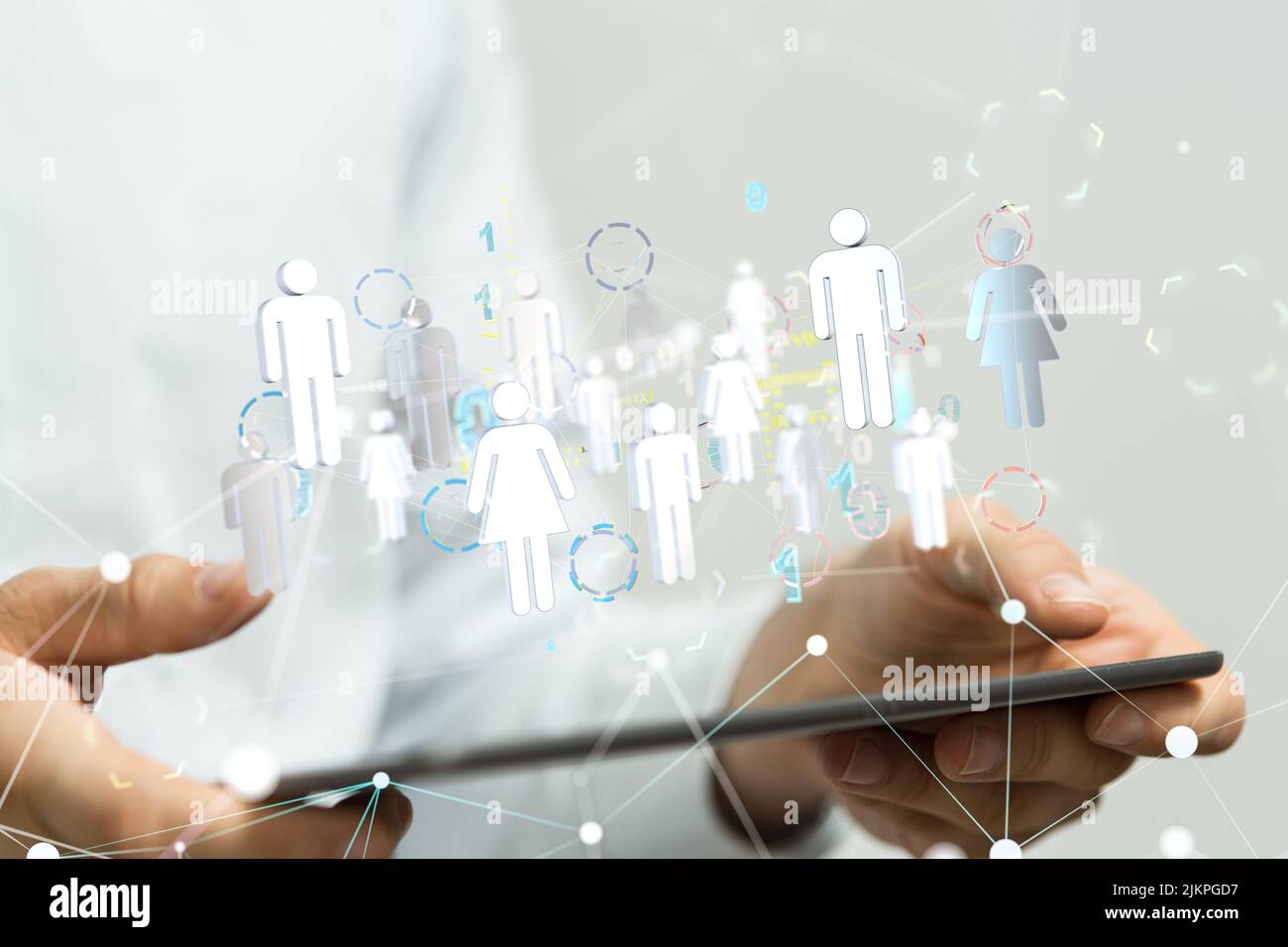 Un'immagine di rete con icone trasparenti con la mano di una persona che tiene un tablet dallo sfondo Foto Stock