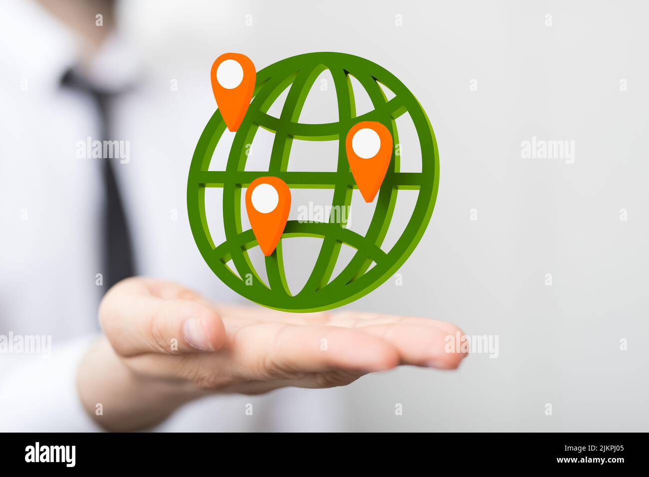 Un rendering 3D di un globo verde, concetto di energia rinnovabile per la Giornata della Terra o la protezione dell'ambiente Foto Stock
