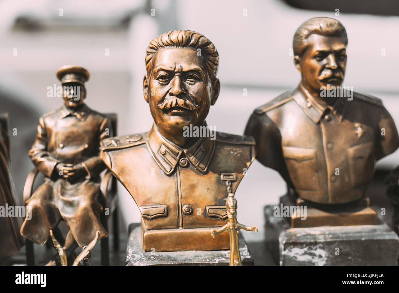 Leader sovietico Josef Stalin. Concetto di nostalgia per l'Unione Sovietica. Figurine in bronzo in miniatura di Joseph Stalin Foto Stock