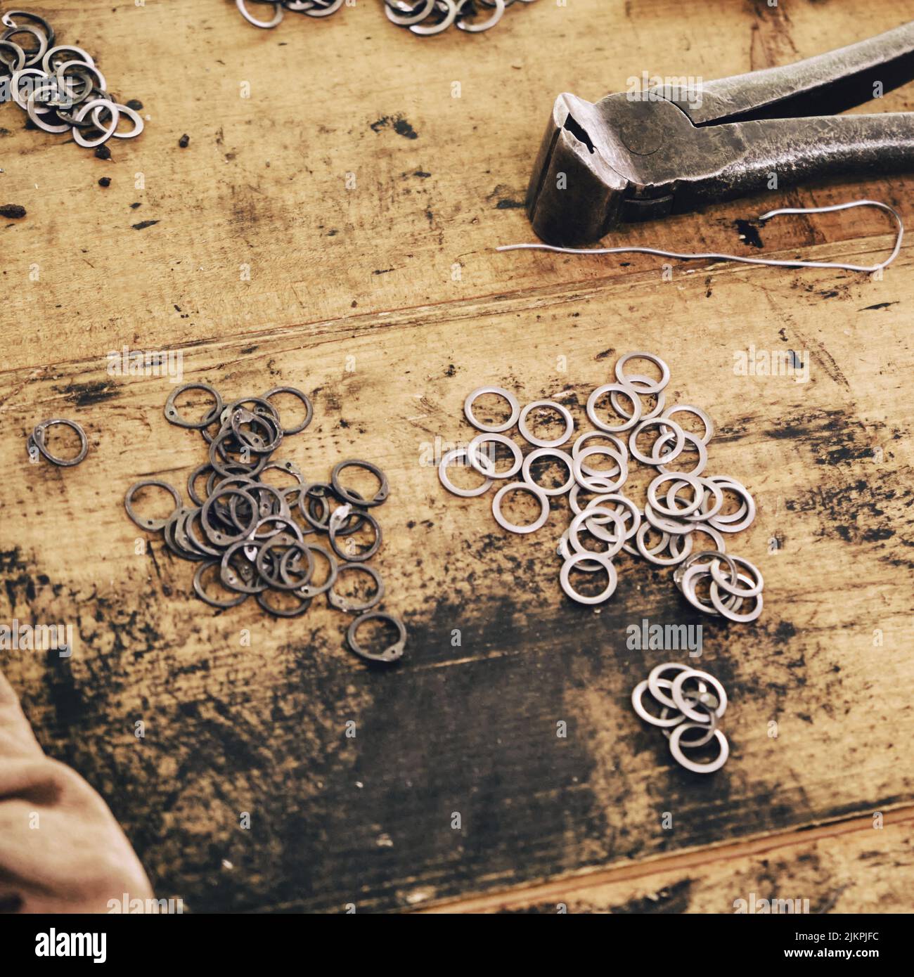 Produzione di armature medievali e di posta a catena per proteggere i soldati in battaglia. Ricostruzione degli eventi del Medioevo in Europa. Foto Stock