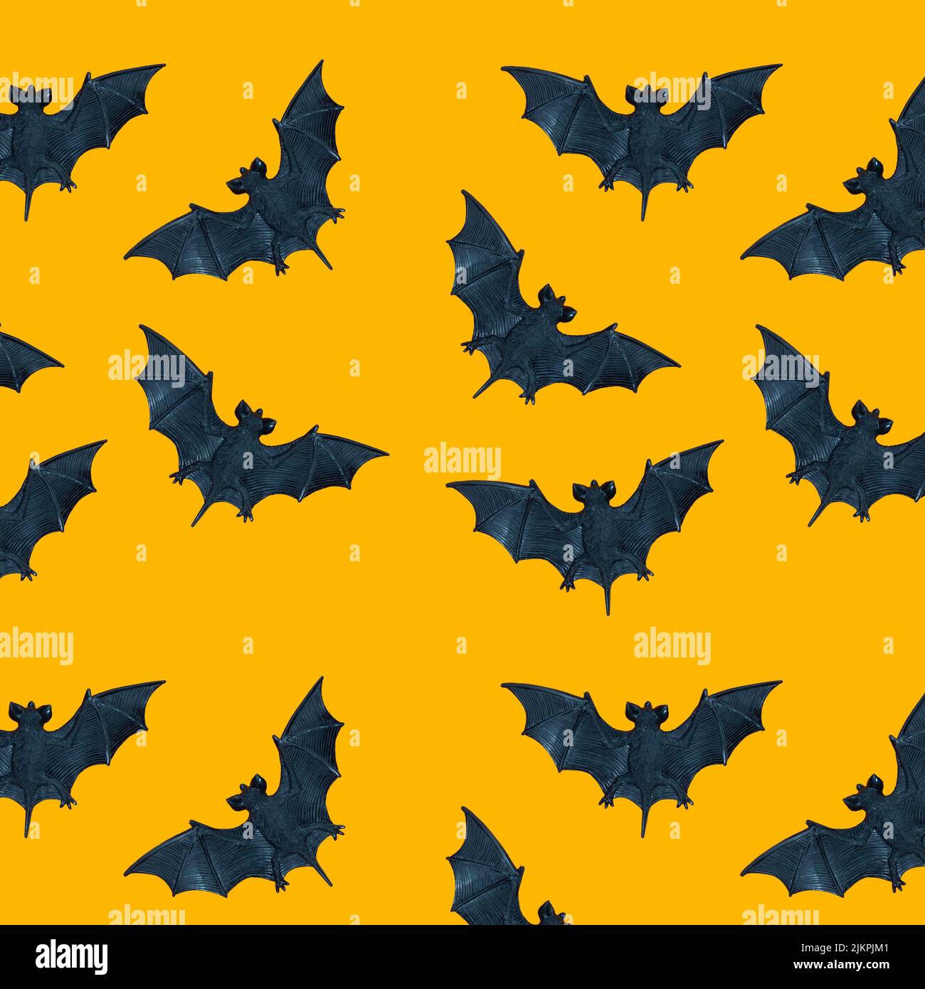 Pipistrello nero su sfondo arancione. Ripetizione senza giunture. Concetto di Halloween Foto Stock