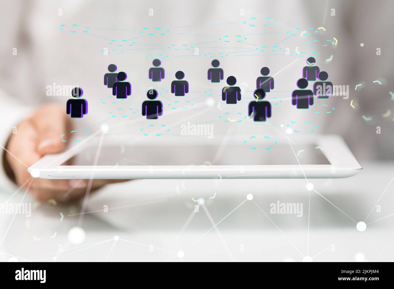 Un rendering 3D di persone con ologramma su un tablet tenuto da una conferenza maschile Digital Network e concetto di dati Foto Stock