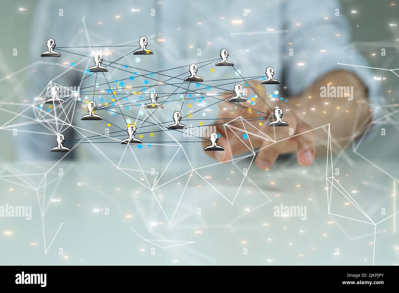 Un rendering 3D di persone con ologramma su un tablet tenuto da una conferenza maschile Digital Network e concetto di dati Foto Stock