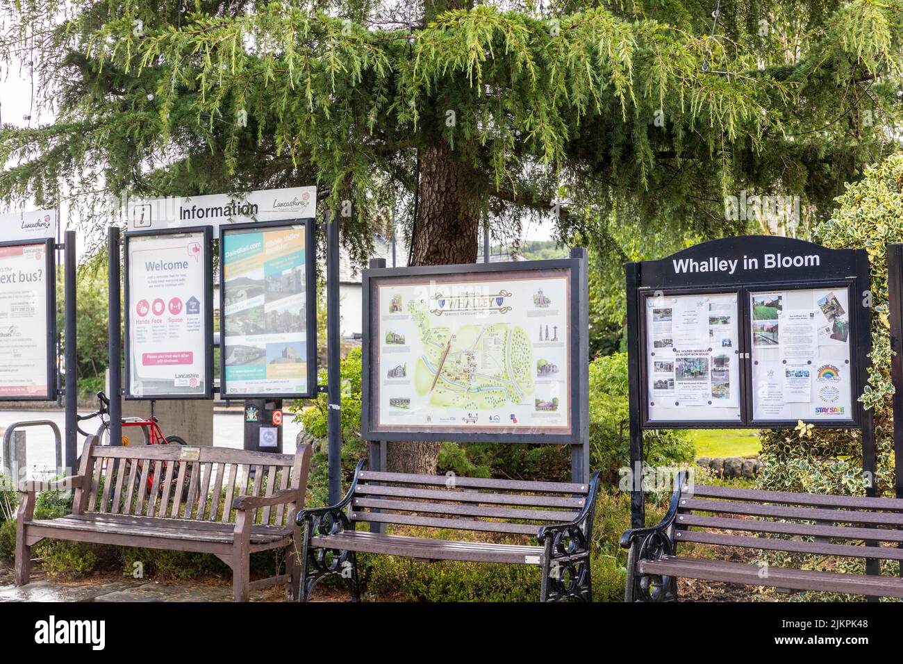 Whalley Lancashire Inghilterra, Whalley è un villaggio nella Ribble Valley, cartelli informativi e riferimenti a Whalley in Bloom, Regno Unito Foto Stock