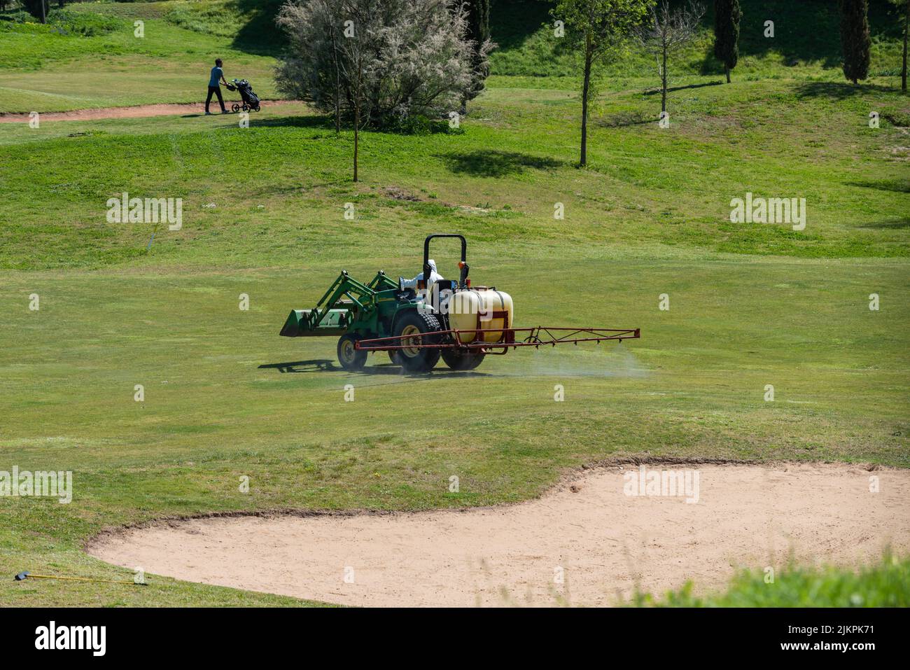 Una squadra di manutenzione con un trattore al campo da golf Jamor di Lisbona Foto Stock