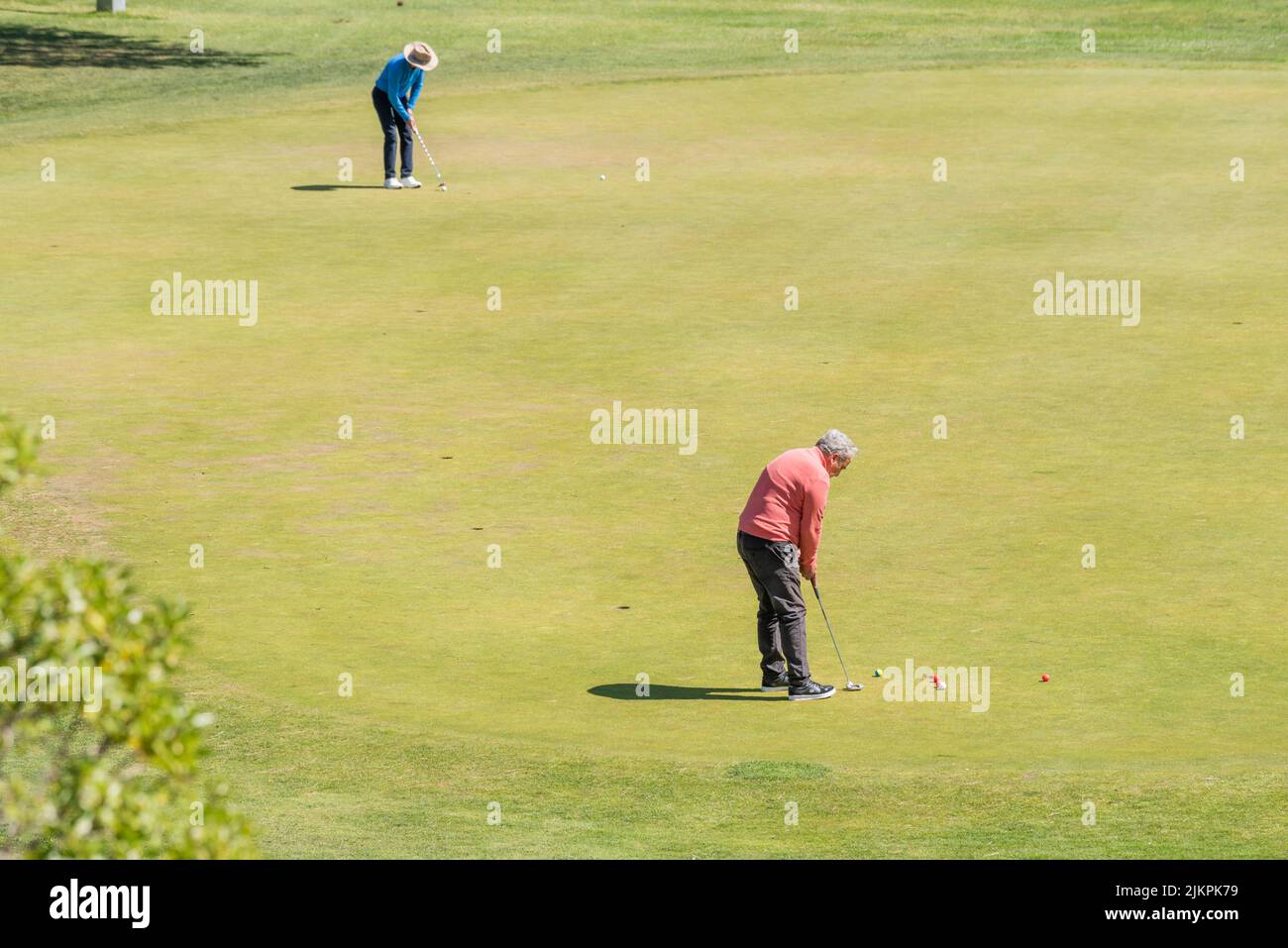 Un vecchio che gioca a golf al campo da golf Jamor nelle giornate di sole Foto Stock
