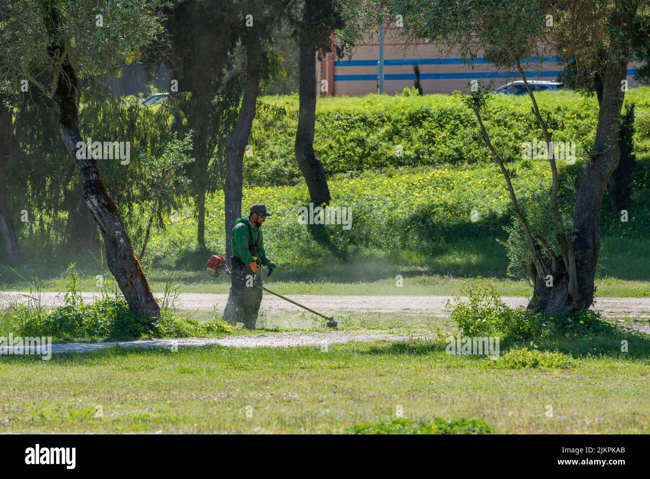 Un team di manutenzione del giardino al Jamor Urban Park di Lisbona, Portogallo Foto Stock