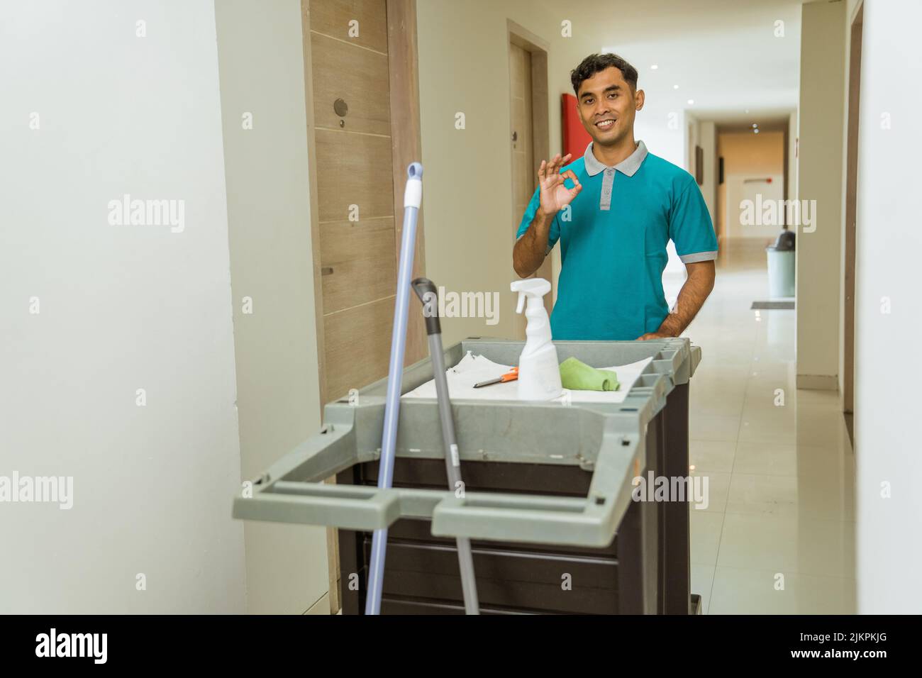 i casalinghi con i giusti gesti della mano spingono i carrelli riempiti con gli attrezzi Foto Stock