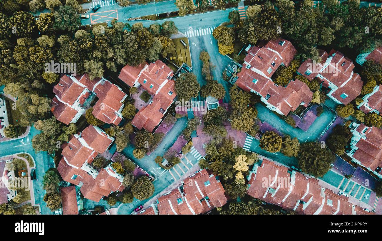 Una vista aerea delle case dal tetto rosso con il verde della città Foto Stock