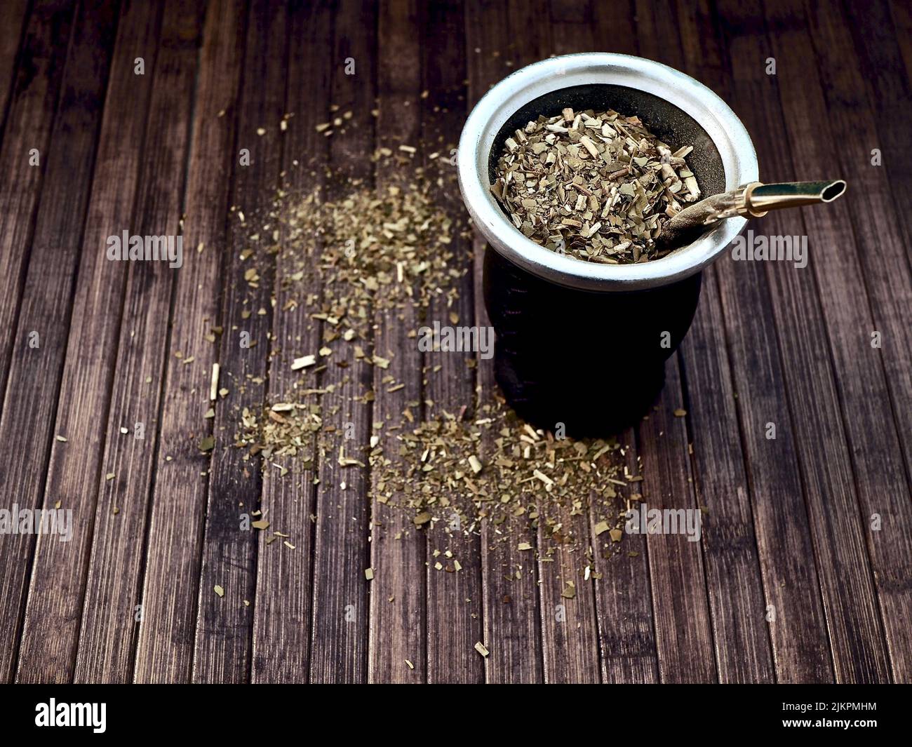 yerba mate argentina listo para tomarse en una mesa de madera Foto Stock