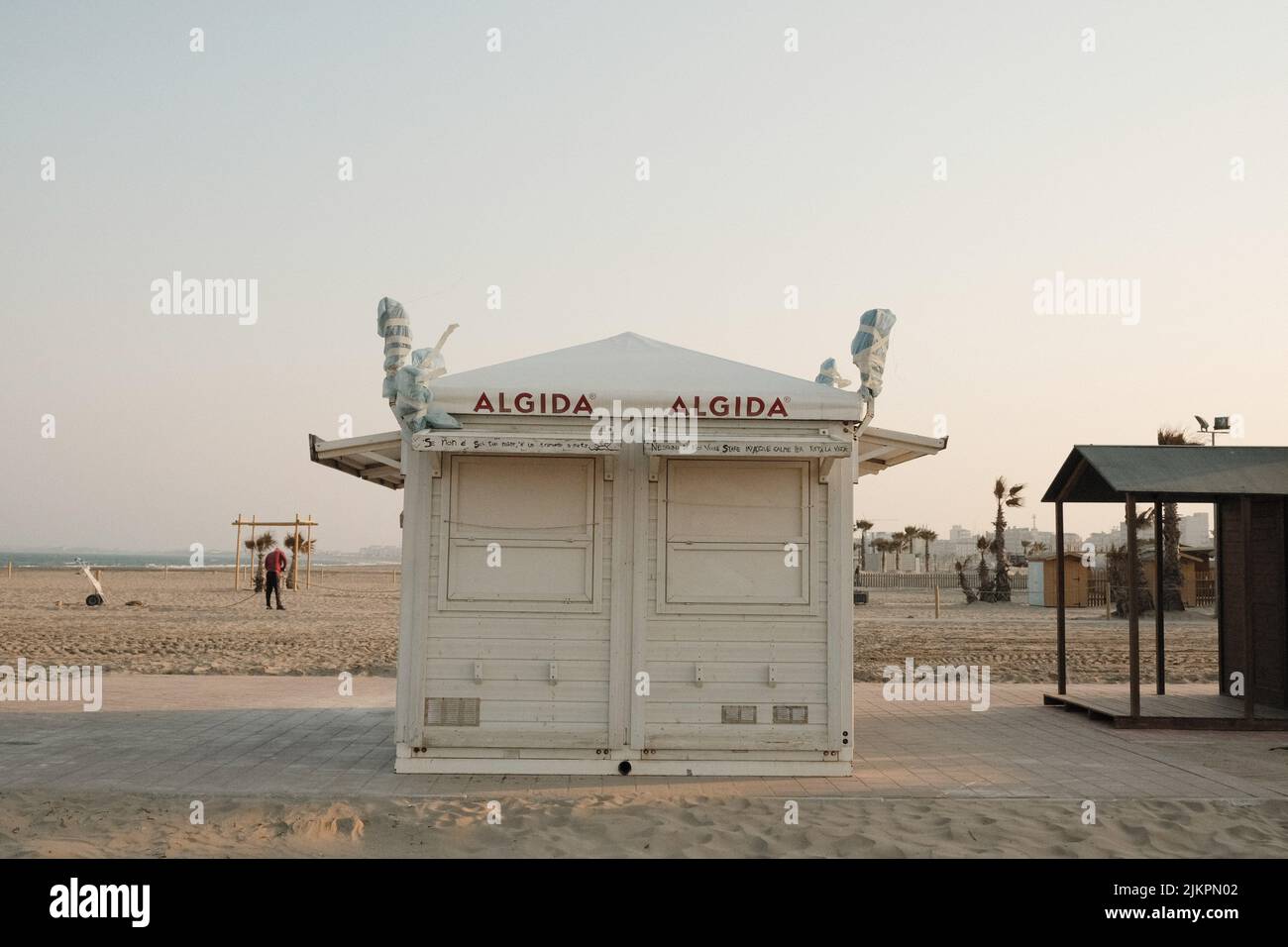 Un edificio bianco su di una spiaggia di sabbia al mattino Foto Stock