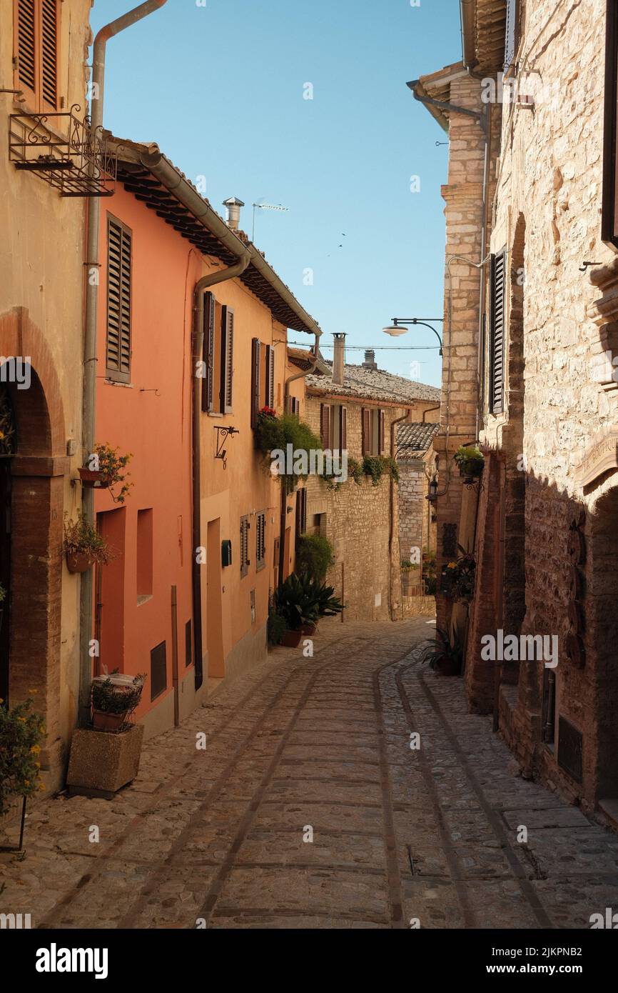 Uno scatto verticale della stradina di Assisi. Italia. Foto Stock