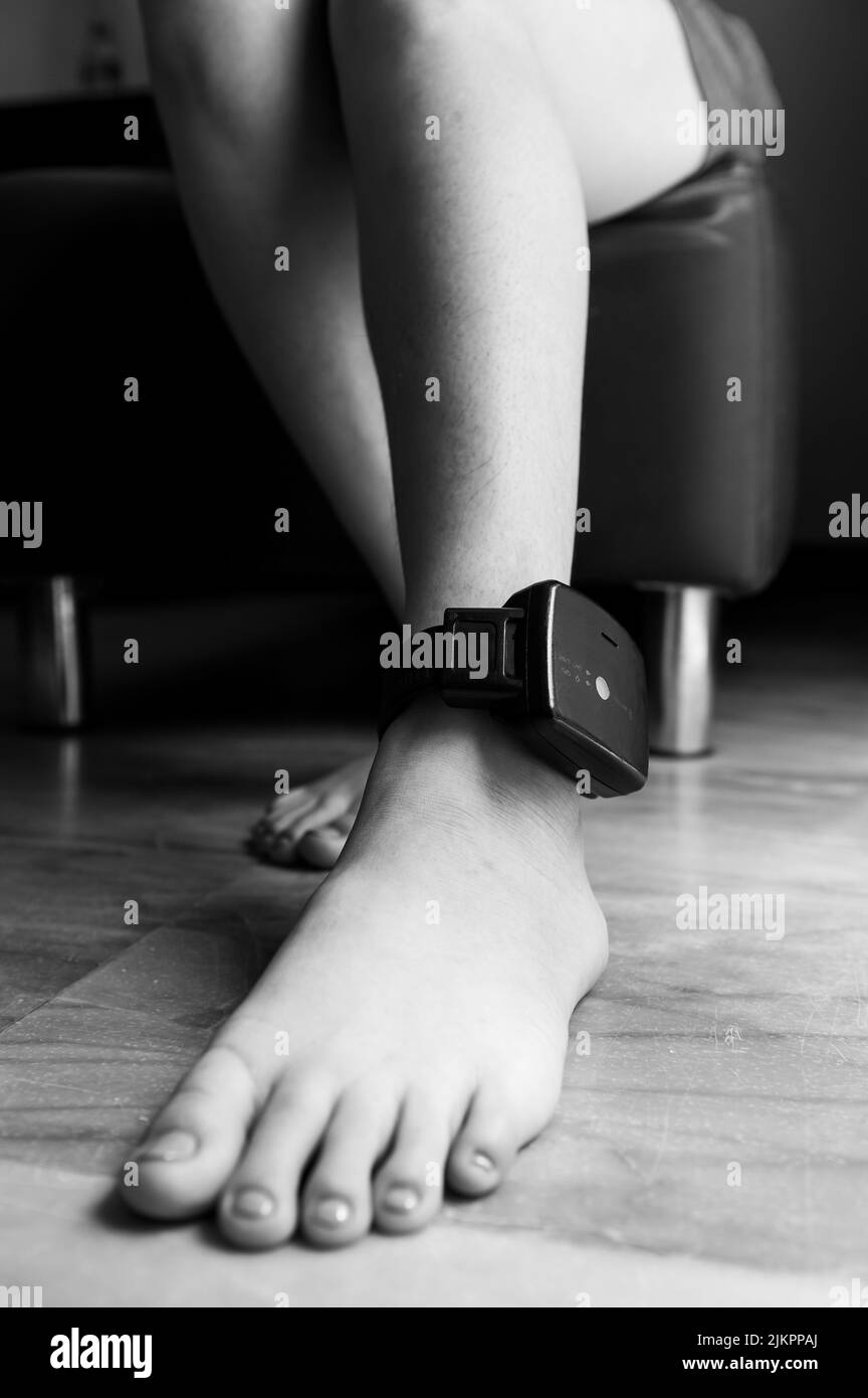 Braccialetto elettronico per criminali Foto Stock