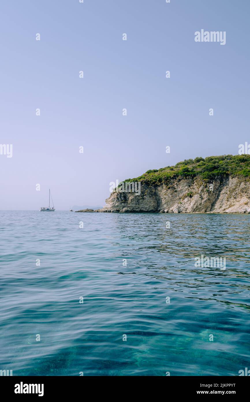 Una vista da una barca di Meganisi, Grecia con mini isole rocciose e paesaggi acquatici Foto Stock