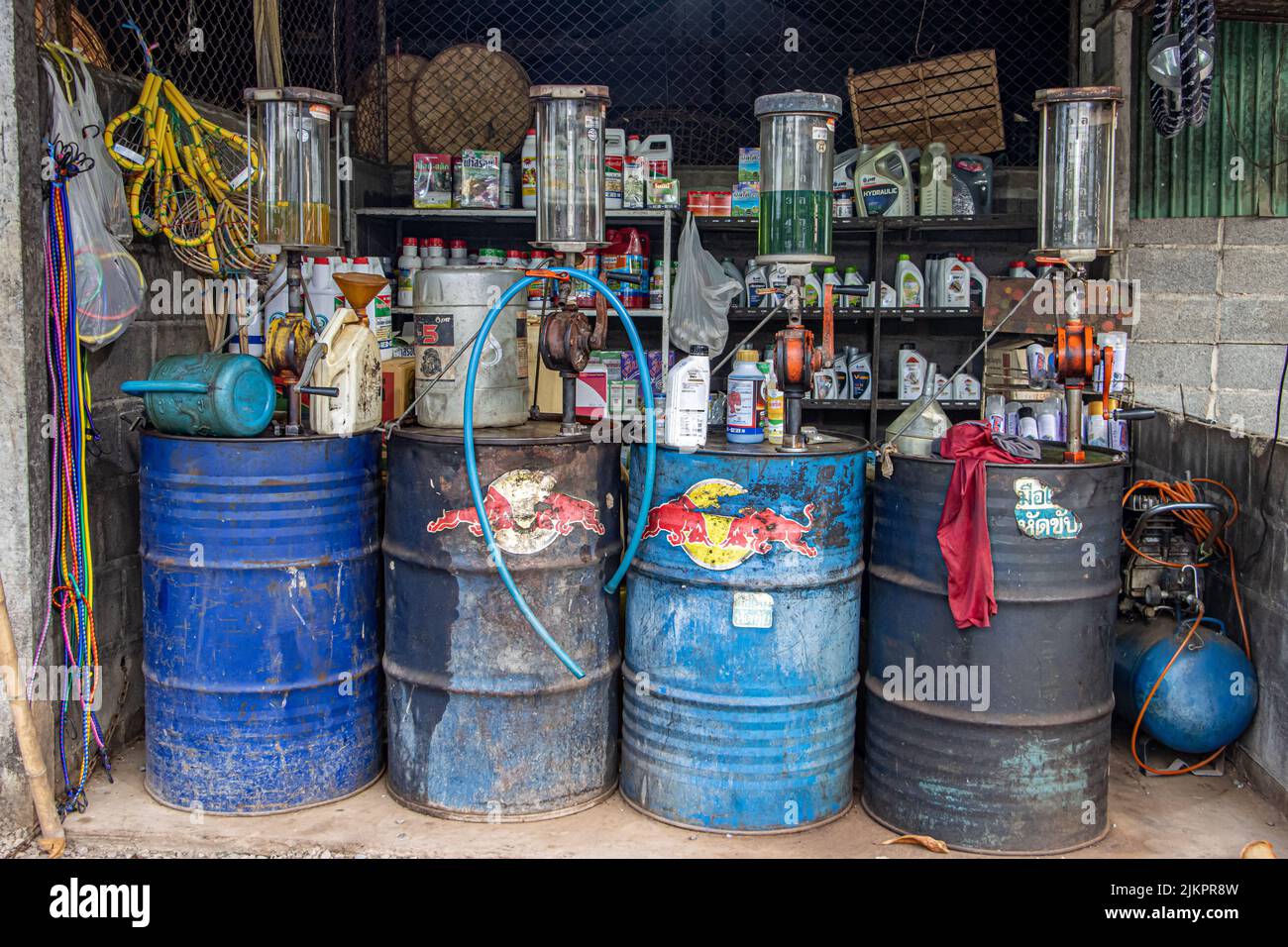 THAILANDIA, 11 2022 GIUGNO, Una piccola stazione di benzina a mano nel villaggio tailandese. Foto Stock