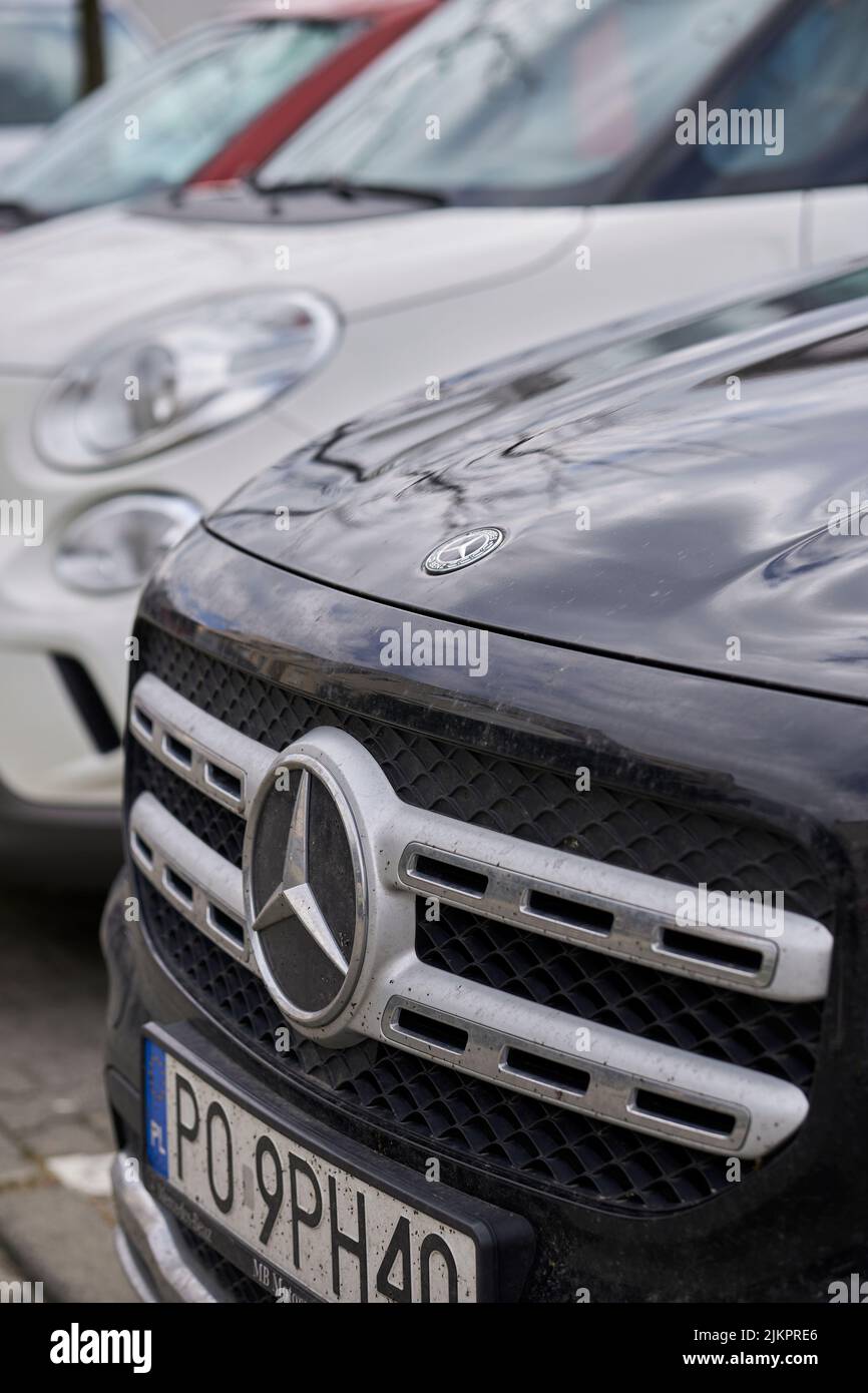 Mercedes benz parked front immagini e fotografie stock ad alta risoluzione  - Alamy