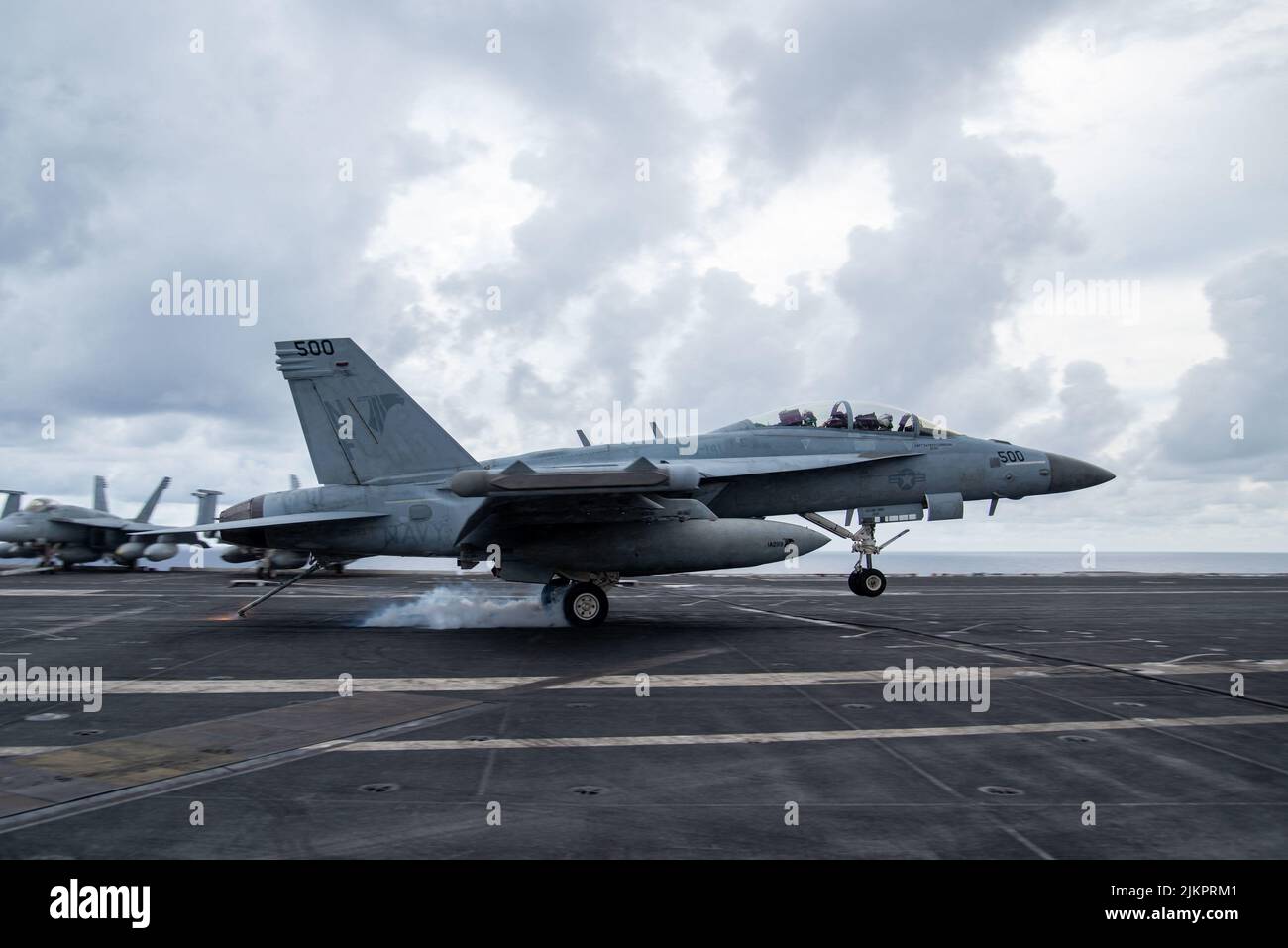 Sconosciuto. 2nd ago 2022. Handout Foto datata 29 luglio 2022 di un EA-18G Growler attaccato al Ã¢â‚¬Å“ShadowhawksÃ¢â‚¬ of Electronic Attack Squadron (VAQ) 141 atterra sul ponte di volo dell'unico vettore aereo statunitense NavyÃ¢â‚¬â„¢, USS Ronald Reagan (CVN 76) nel Mar Cinese Meridionale. La portaerei STATUNITENSE USS Ronald Reagan e il suo gruppo di scioperi sono ora operativi nel Mar Cinese Meridionale. Le navi sono state spostate nella zona tra le tensioni tra Cina e Stati Uniti. La Cina ha segnalato che può intraprendere un'azione militare se il presidente Nancy Pelosi visita Taiwan. (Credit Image: © U.S. Navy/ZUMA Foto Stock