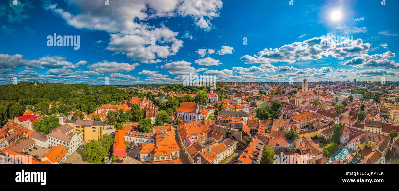 Sunny Aerial Vilnius Old Town vista aerea scena. I tetti rossi di Vilnius dalla vista degli uccelli - Vilnius - la capitale della Lituania Foto Stock