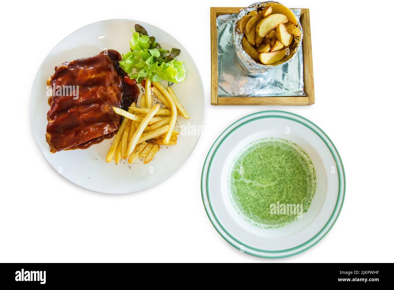 Fustellato di set di costolette di maiale alla griglia con patatine fritte su bianco isolato. Foto Stock