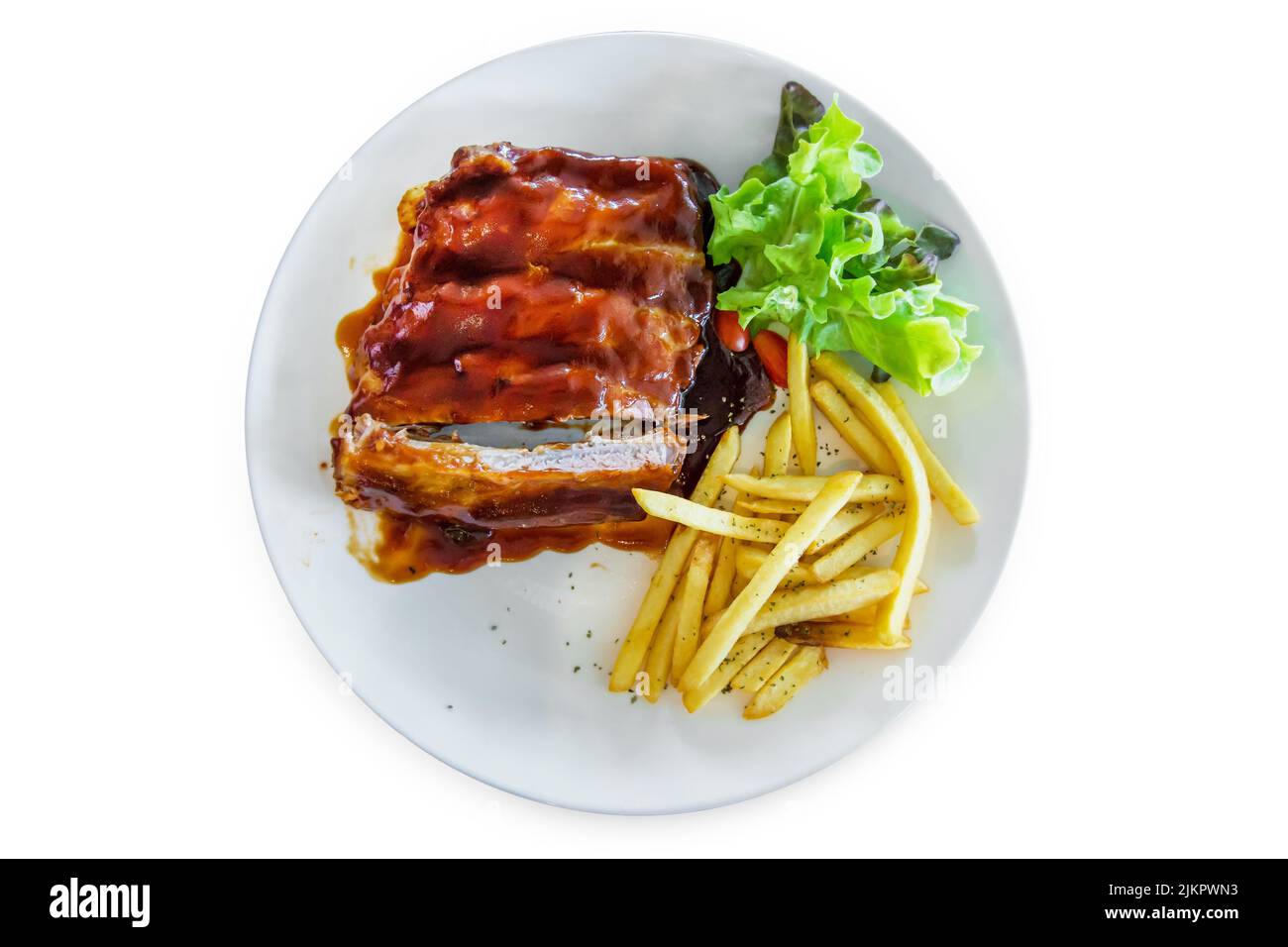 Fustellato di costolette di maiale alla griglia con patatine fritte su bianco isolato. Foto Stock