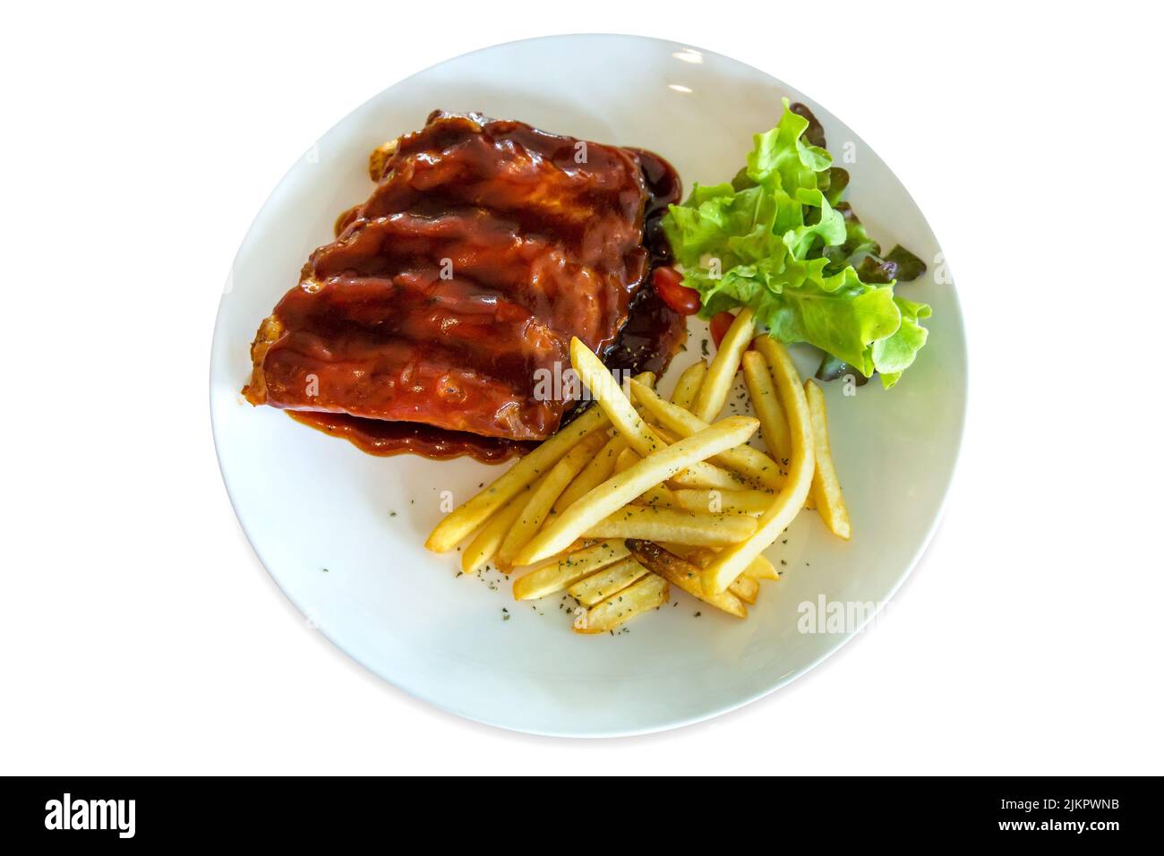 Fustellato di costolette di maiale alla griglia con patatine fritte su bianco isolato. Foto Stock