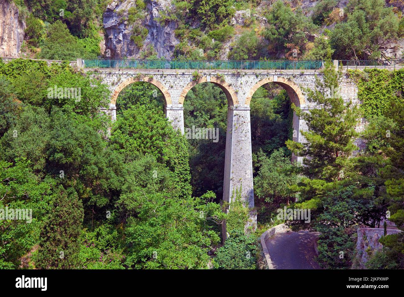 Famosa strada panoramica SS163 Amalfi, vicino Positano, Costiera Amalfitana, Patrimonio dell'Umanità dell'UNESCO, Campania, Italia, Europa Foto Stock
