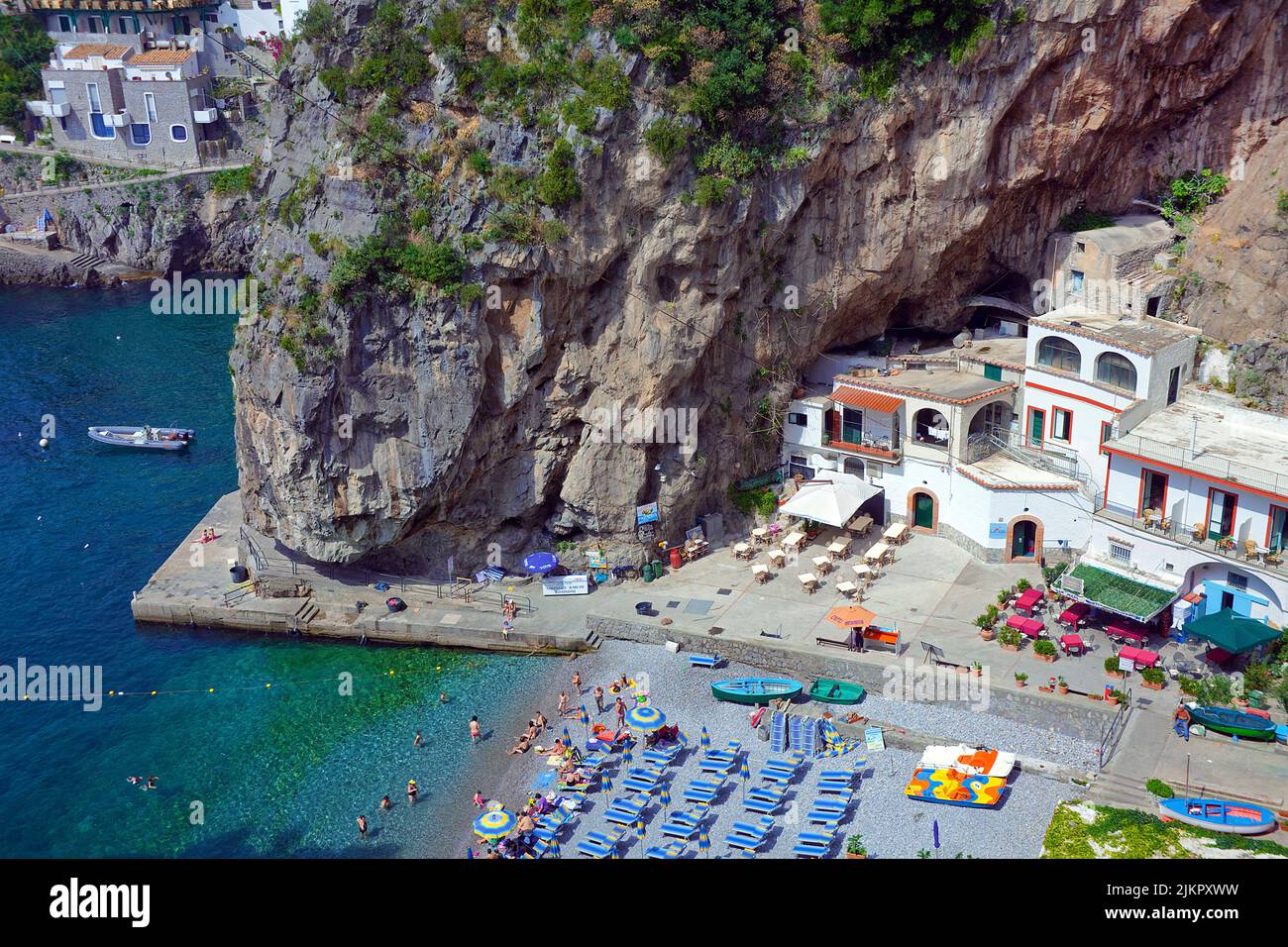 Spiaggia di Furore, vista dalla famosa strada panoramica di Amalfi del SS163, costiera amalfitana, patrimonio dell'umanità dell'UNESCO, Campania, Italia, Europa Foto Stock