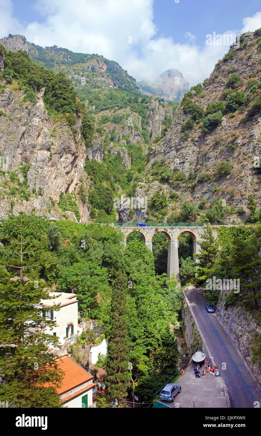 Famosa strada panoramica SS163 Amalfi, vicino Positano, Costiera Amalfitana, Patrimonio dell'Umanità dell'UNESCO, Campania, Italia, Europa Foto Stock