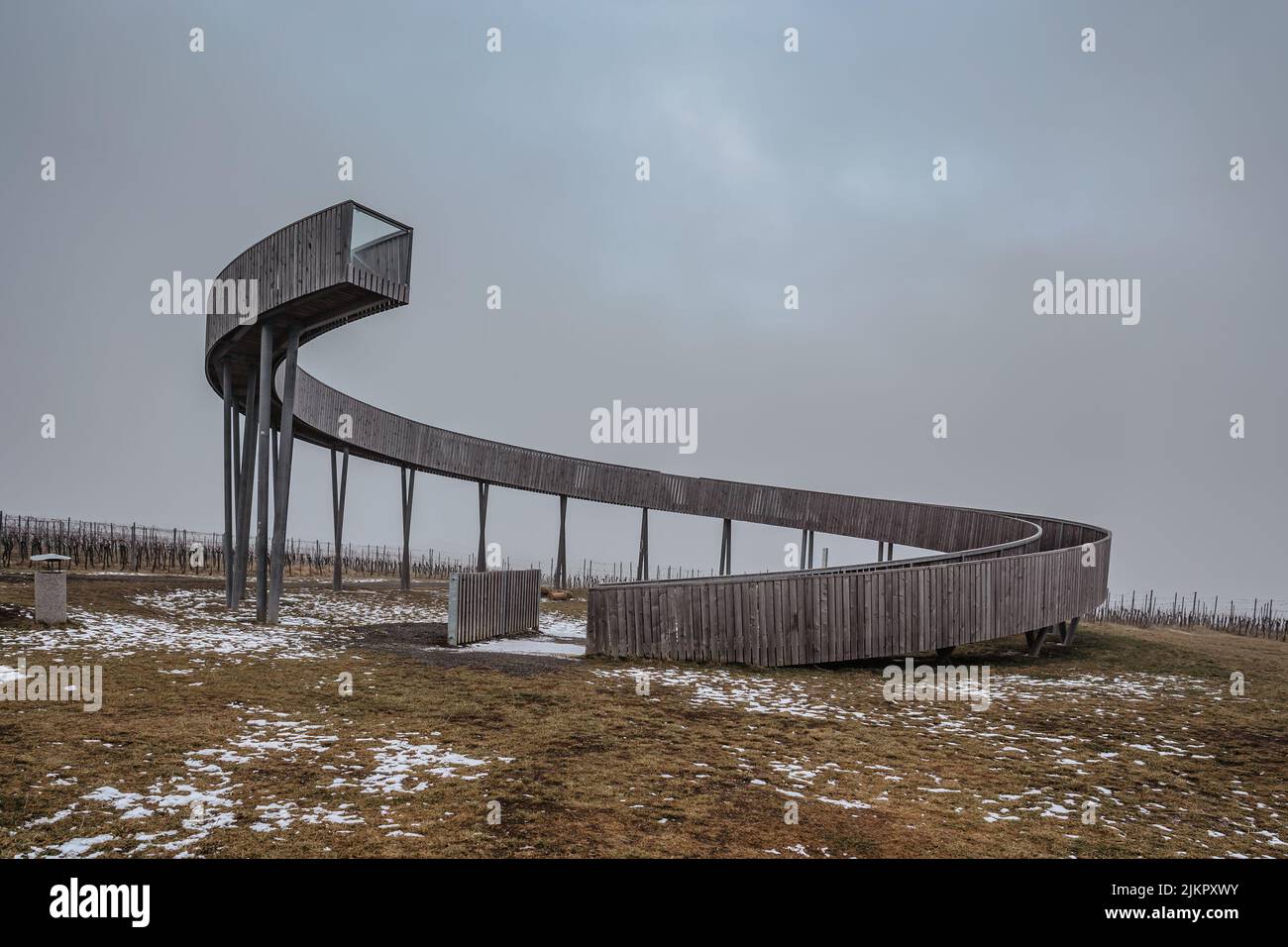 Torre di Lookout a Kobyli Vrch, regione della Moravia meridionale, repubblica Ceca. Costruzione a spirale in legno all'interno di Vineyards.Palava colline, famosa zona del vino. Inverno Foto Stock