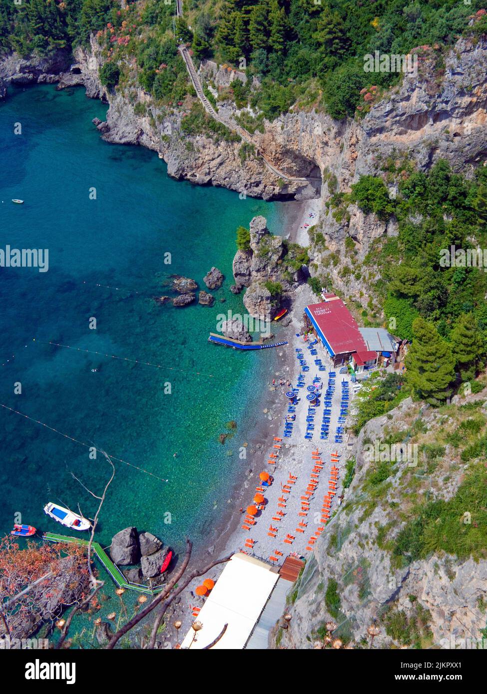 Spiaggia di Furore, vista dalla famosa strada panoramica di Amalfi del SS163, costiera amalfitana, patrimonio dell'umanità dell'UNESCO, Campania, Italia, Europa Foto Stock