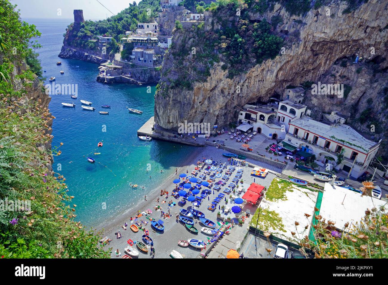 Spiaggia di Furore, vista dalla famosa strada panoramica di Amalfi del SS163, costiera amalfitana, patrimonio dell'umanità dell'UNESCO, Campania, Italia, Europa Foto Stock
